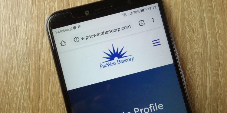 PacWest stock tanks again on a hit to deposits: buy the dip?