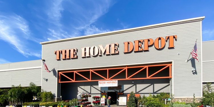 Should you buy Home Depot stock despite weak guidance?