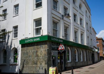 Lloyds share price hangs tight ahead of BoE 12th rate hike