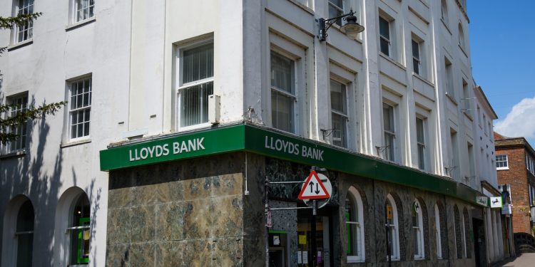 Lloyds share price hangs tight ahead of BoE 12th rate hike