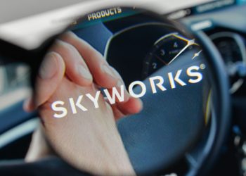 Should you buy Skyworks stock on the post-earnings dip?