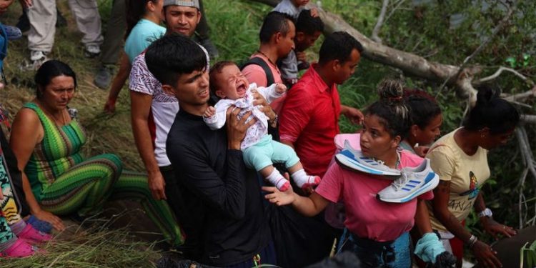 Dramatic footage captures chaos at the southern border as Title 42 reaches expiration: SEE IT