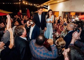 DeSantis steps in and meets with voters after Trump cancels Iowa rally, causing online firestorm