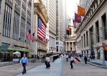 3 weeks away from a possible default, should you buy or sell US stocks?