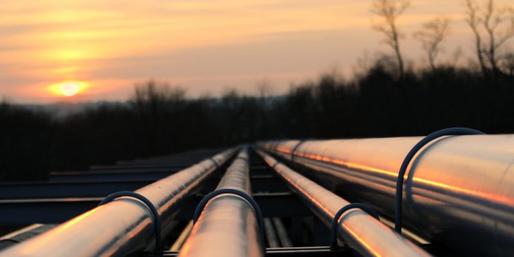 Billionaire Bill Gross owns Energy Transfer stock: is it a good buy?