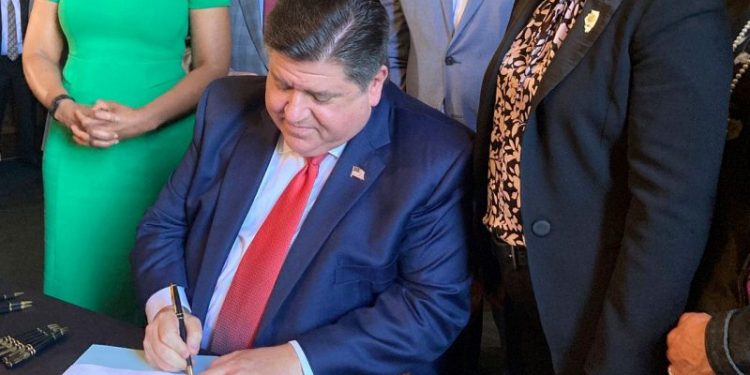 Illinois grants full benefits to Chicago first responders disabled by COVID