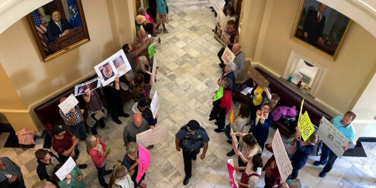 Maine House votes to enact bill that expands access to abortions
