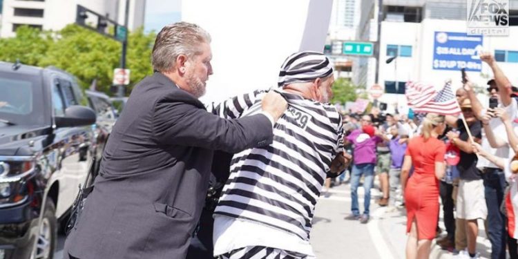 Protester in prison costume detained after rushing Trump’s motorcade outside Miami courthouse