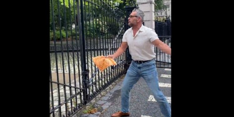 Conservative artist throws pizza at New York City Hall in response to coal-fired oven crackdown