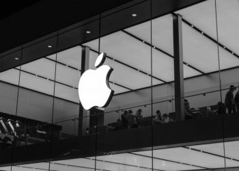 Evaluating Buying Stocks in Apple: VR/AR Uncertainty