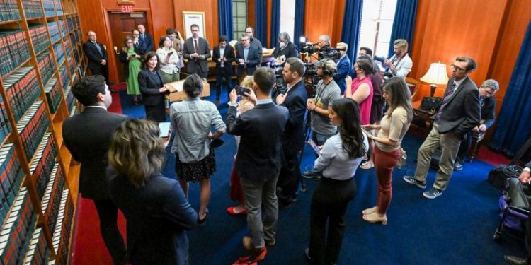 New York lawmakers move to automatically seal old criminal records