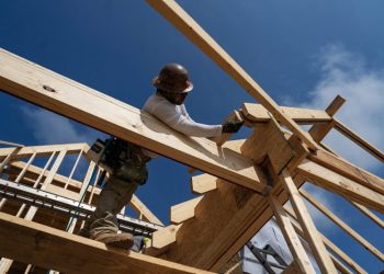 Mortgage demand drops to lowest level in a month as interest rates rise