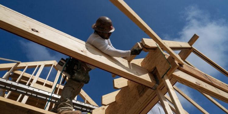 Mortgage demand drops to lowest level in a month as interest rates rise