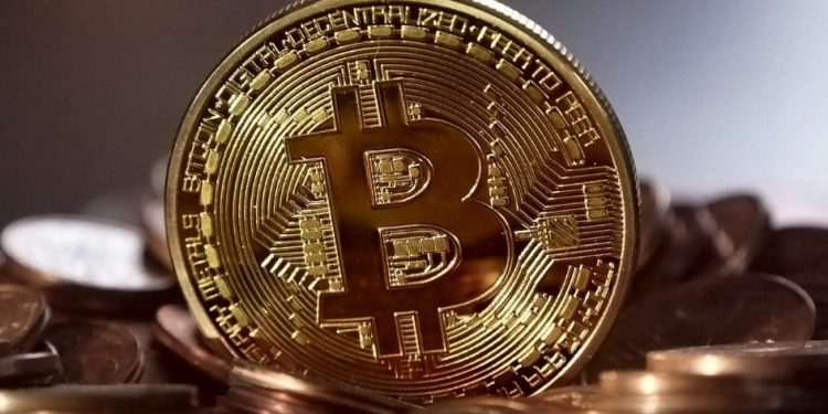 Bitcoin and Ethereum: Bitcoin is holding above $30400