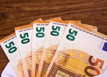 Wall Street’s Euro Calls Get an Overhaul as Dollar Slide