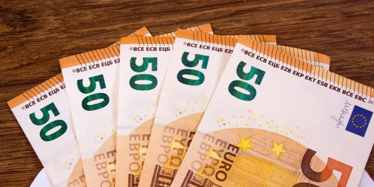 Wall Street’s Euro Calls Get an Overhaul as Dollar Slide