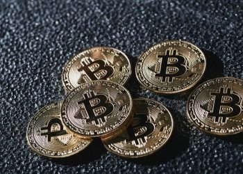 Bitcoin and Ethereum: Bitcoin retreats below $30800