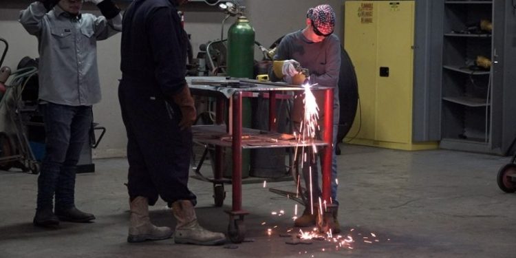 Bret Baier speaks with Wisconsin voters ahead of debate