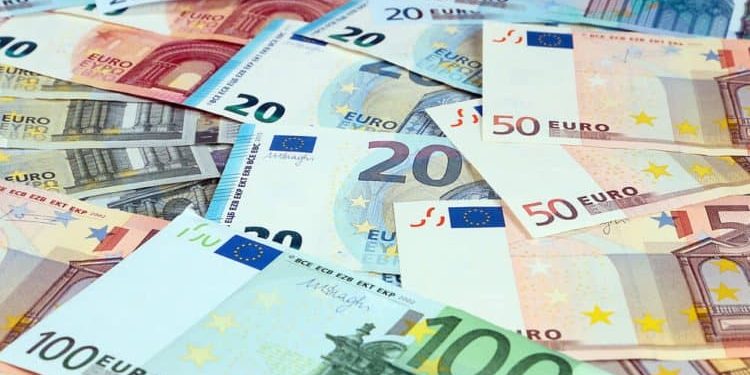 EUR/USD Pair Hovers Around 1.0730 Amid Fed’s Hawkish Tone
