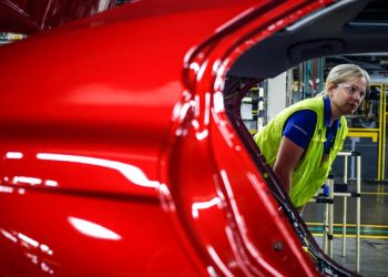 Nonunion autoworkers are watching the UAW — and deciding whether they want in