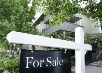Mortgage demand falls to the lowest level since 1995 as interest rates near 8%