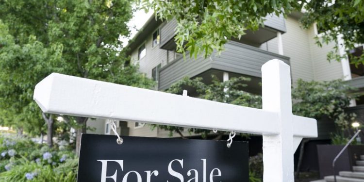 Mortgage demand falls to the lowest level since 1995 as interest rates near 8%