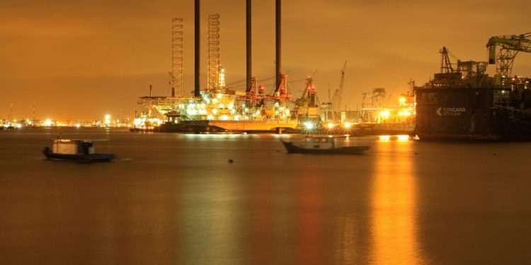 Oil and natural gas: the price of oil remains below $77.00