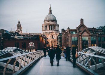 FTSE 100 Futures: Economic Indicators Signal Challenges