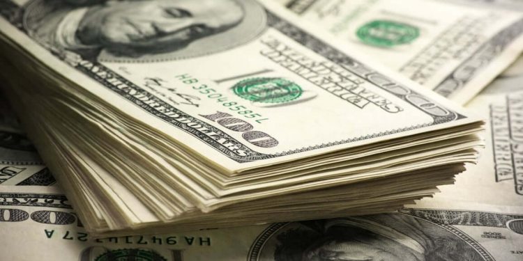 The dollar index remains at 105.00 at the start of the week