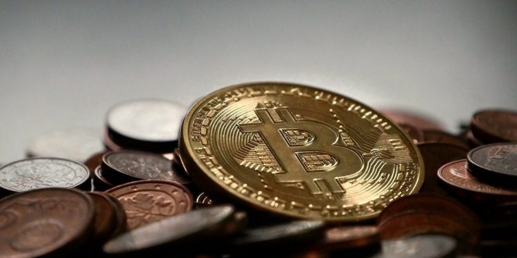 Bitcoin and Ethereum: Bitcoin slips below $43000 level