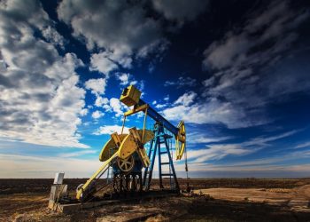 Oil falls to $75.00, while natural gas struggles with $2.55