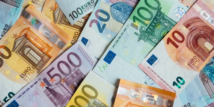 EURUSD and GBPUSD: This morning we saw the Euro pull back