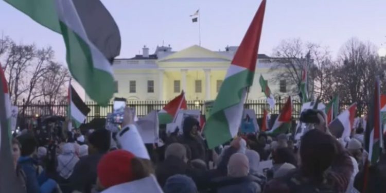 White House staff ‘relocated’ after pro-Palestinian rioters damage anti-scale fencing, hurl objects at cops