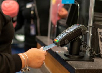 Average credit card balances jump 10% to a record $6,360 as more consumers fall behind on payments