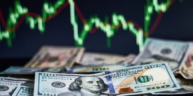 The dollar index returns above 104.00 ahead of US GDP news