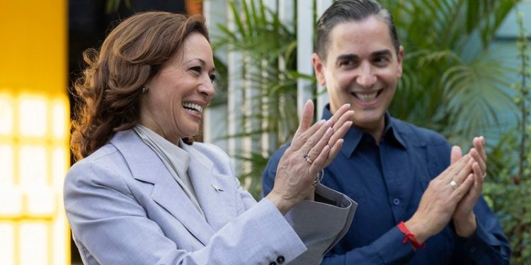 Kamala Harris claps to Puerto Rico protest song, stops once aide translates what they’re actually singing