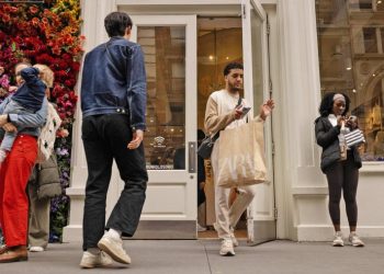 U.S. consumer sentiment falls slightly as outlook for inflation worsens