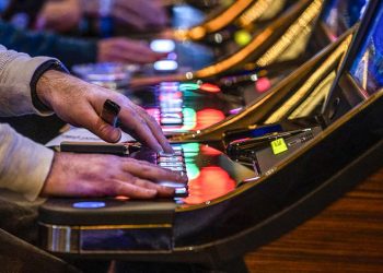 Shareholders push casinos to reassess indoor smoking