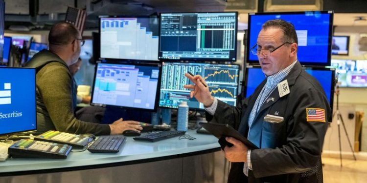 Dow closes at record high above 40,000 to cinch a five-week winning streak