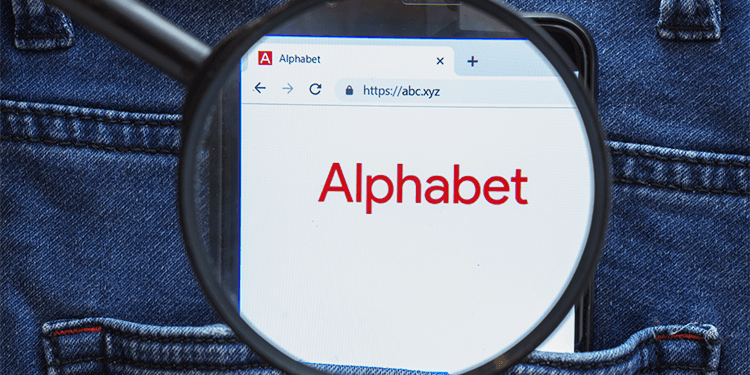 Alphabet Tops Tech Stocks, Held by 70% of Hedge Funds