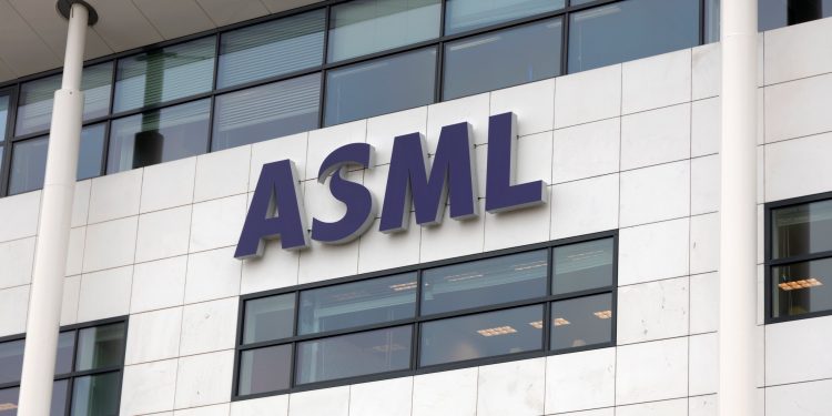 Is ASML stock a Buy after Barclays’ upgrade and new $1,243 price target?