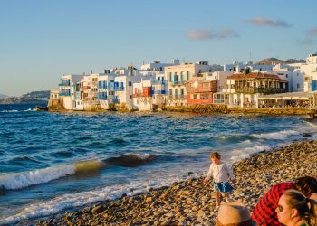 Turkish tourists flock to Greece amid skyrocketing inflation at home