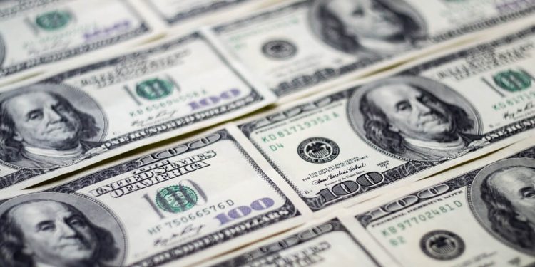 The dollar index under pressure drops below 105.00 level