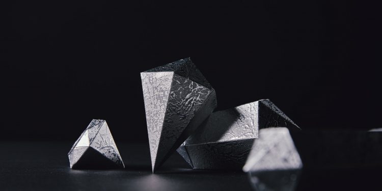 Silver gains 1.6% as geopolitical tensions intensify over Ukraine-Russia conflict