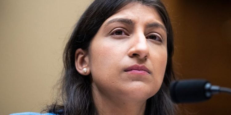 FTC bans fake online reviews, inflated social media influence; rule takes effect in October