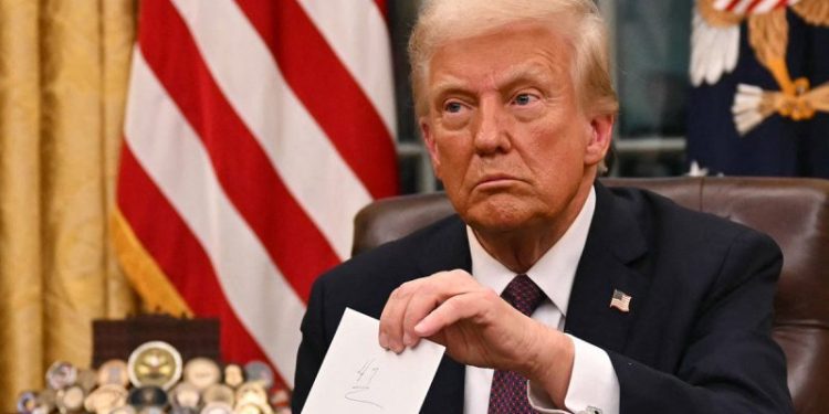 President Trump discovers letter from former President Biden in Resolute Desk