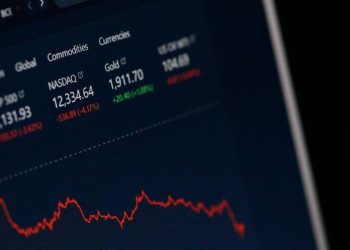 Asian shares display mixed performance amidst trade tensions and rate uncertainty