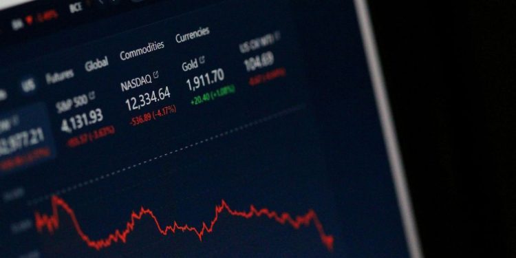 Asian shares display mixed performance amidst trade tensions and rate uncertainty