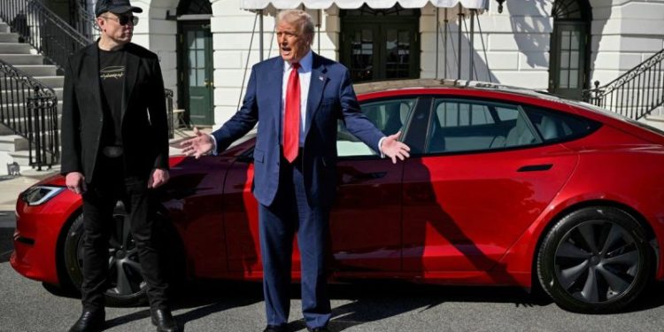 FLASHBACK: Biden also paraded electric vehicles at the White House when he drove a Jeep Wrangler in 2021