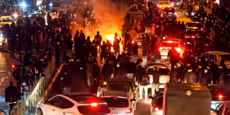 Republicans light cigars, cigarettes on burning photos of Khamenei to show support for Iranian protesters